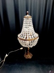 Abajur em bronze ricamente trabalhado com cúpula de gotas em cristal. Medindo 68cm de altura. Funcionando perfeitamente.