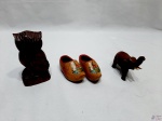 Lote de par de tamanco holandês, elefante e coruja em madeira. Medindo a coruja 13cm de altura.