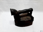Antigo ferro de passar roupa à vapor em ferro forget. Medindo 17,5cm x 11,5cm de base x 19,5cm de altura.