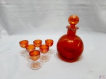 Garrafa, licoreira com 6 taças de licor em vidro furtacor. Medindo a garrafa 16,5cm de altura e o copo 5,5cm de altura.