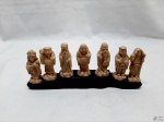 Buda com 6 sábios em resina e peanha em madeira. Medindo o Buda 6,5cm de altura.