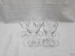 Jogo de 5 taças de vinho em cristal lapidado. Medindo 14cm de altura. Uma das taças possui um leve bicado como retrata nas fotos.