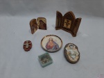 Lote de 5 imagens sacras diversas e um terço. Medindo a oratória maior 11,5cm de altura.