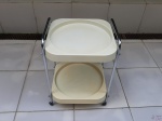 Antigo bar da década de 70 com tampos em plástico duro e rodízio. Medindo 42,5cm x 42,5cm x 63cm de altura.