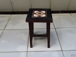 Banco banqueta em madeira com azulejo no assento. Medindo 26cm x 26cm x 44,5cm de altura.