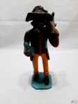 Escultura em barro assinada Manuel Antonio pintada. Medindo 28cm de altura. Com restauro nos pés.