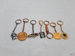 Lote de 7 chaveiros com pingentes de Militaria. Medindo o maior 3,5cm de diâmetro.