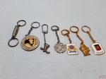 Lote de 7 chaveiros com pingentes de Militaria. Medindo o maior 4,5cm de diâmetro.