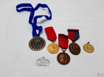 Lote diverso, com medalha de honra ao mérito e comendas militares. Medindo a medalha 5cm de diâmetro.