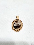 Antigo pingente em ouro baixo com camafeu de casal antigo. Medindo 3,5cm x 2,2cm, pesando 2 gramas.