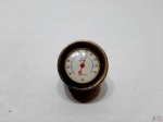 Termômetro analógico de mesa da Sun Original, Hinko. Medindo 4,5cm de diâmetro de mostruário.