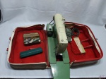 Antiga maquina de costura Elgin Ultramatic, no estojo com diversos acessórios.