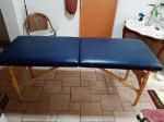 Mesa de massagem portátil da marca Beltex, com altura regulável. Medindo 180cm x 65cm x 80cm de altura máxima.