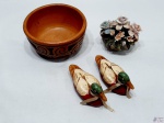 Lote composto de bowl em cerâmica, 2 enfeites de pato em cerâmica pintada e enfeite de arranjo de flores em porcelana. Medindo o bowl 15,5cm de diâmetro x 8cm de altura.