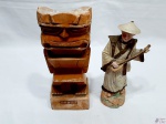 Lote composto de escultura de músico oriental em porcelana (restaurada) e totem em madeira do Hawai. Medindo o totem 31cm de altura.