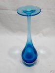 Floreira em cristal azul com base pesada. Medindo 29,5cm de altura.