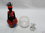 Lote composto de baiana em cerâmica pintada, cachepot para vela em vidro moldado e enfeite de urso sentado em cristal moldado.