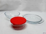 Lote composto de bowl, pote com tampa e travessa redonda rasa em vidro temperado. Medindo o bowl 17cm de diâmetro de boca x 7cm de altura.