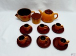 Jogo de café com 9 peças em cerâmica vitrificada. Composto de 6 xícaras com pires, bule, leiteira e açucareiro.
