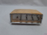Antigo rádio relógio despertador Itartone, para decoração. Medindo 20,5cm x 14,5cm x 9,5cm de altura.