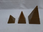 Jogo de 3 pirâmides em porcelana marrom com relevos. Medindo a maior 22cm de altura.