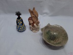 Lote composto de enfeite de baiana em cerâmica, enfeite de anjo em porcelana (com bicado) e bowl em porcelana na forma de concha. Medindo 19,5cm de diâmetro x 6,5cm de altura.