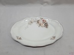 Travessa oval rasa em porcelana Schmidt floral com relevos e friso prata. Medindo 38cm x 25,5cm.