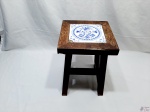 Banqueta em madeira com azulejo no assento. Medindo 23,5cm x 23,5cm x 34cm de altura. Com azulejo quebrado.