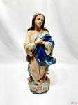 Imagem de Nossa Senhora da Conceição em gesso com policromia e olhos de vidro. Medindo 50,5cm de altura. Com bicados conforme fotos.