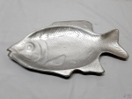 Travessa em alumínio na forma de peixe. Medindo 40,5cm x 23cm.