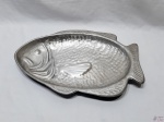 Travessa em alumínio na forma de peixe. Medindo 47,5cm x 29cm.