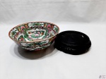 Bowl em porcelana oriental com pintura floral e peanha em madeira. torneada. Medindo o bowl 20,5cm de diâmetro de boca x 8,5cm de altura.