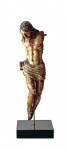 Excepcional fragmento de Cristo crucificado em madeira patinada e policromada. Imagem de fino acabamento fixada em haste metálica com base em granito. Percebem-se os pinos de articulação dos braços (ausentes). Altura da peça = 22 cm.