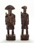 Brasil, século XX. Gracioso par de esculturas representando dupla de cangaceiros confeccionados em jacarandá. Altura = 13 cm.