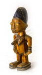 Nigéria, Africa, século XX. Estatueta de um ibeji feminino em madeira entalhada e policromada. Altura = 32 cm. Indícios de restauração amadora na cabeça e no pescoço.