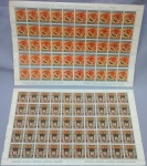 FILATELIA,  duas  (2)  folhas  de  selos  comemorativos  italianos  do Vaticano, completas com cinquenta selos cada, de 55 e 90 liras, ambas não circuladas e com sinais de etiqueta colada no verso.