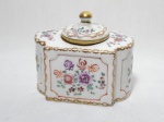 Tinteiro em porcelana decorada com flores em policromia e douração. 8 x 10 x 6cm.