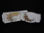 Duas travessas em porcelana portuguesa decoradas em dourada com samambaia. Marca da manufatura Vista Alegre. 39 x 14,5 cm e 29,5 x 16 cm.