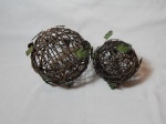 Par de peças decorativas em metal representando ninho de galhos e folhagens. Alt. 16cm.