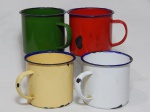 Quatro antigas canecas em ágata coloridas; verde, vermelha, bege e branca. Lascadas na pintura, no estado. Alt. 9cm.