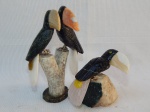 Duas esculturas representando tucanos confeccionados em pedras policromadas, pés em metal. Um soltando da base. Alts. 13 e 7cm