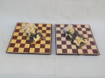 Dois tabuleiros de xadrez em plástico, peças plásticas. Um com desgastes no tabuleiro. Aberto 2 x 19 x 19cm.