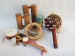 Seis instrumentos musicais artesanais: 4 chocalhos, 1 cítara indígena, 1 matraca. Alguns no estado. Maior 26cm.