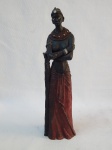 Escultura em estuque representando mulher tribal africana. Com desgastes. Alt. 29cm.