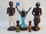 Cinco esculturas diversas: a) Dois capoeiristas em resina. Assinadas por Dani Ricci. Um sem uma das mãos. Alts. 19cm. b) Imagem representando Iemanjá. Alt. 19cm. Desgastes. c) Duas em madeira, carranca e mulher. Alt. 7 e 8cm.