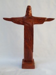 Escultura em madeira representando Cristo Redentor. 44 x 32 x 9cm.
