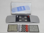 Miniatura de jogos de tabuleiro 5-em-1 com peças magnetizadas, contendo 4 tabuleiros para xadrez e dama, tic-tac-toe, trilha e resta-um; 20 peças brancas, 20 peças vermelhas. Na caixa original. Tamanho do estojo 2 x 15 x 8cm.