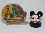 Dois antigos brinquedos Disney: a) Pinball da Disney, produzido pela Estrela. Anos 50. 16 x 18cm. b) Tampa de garrafa em plástico moldada na forma de cabeça de Mickey. Alt. 10cm.