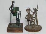 Duas pequenas esculturas em metal: uma representando trabalhador cortando bananeira, e uma assinada representando sanfoneiro. Marcas do tempo. Alts. 9 e 12cm.