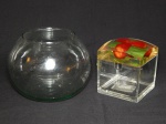 Duas peças: aquário em vidro translúcido esférico e caixa em acrílica com tampa de resina aplicada com flores. 11 x 15cm e 8 x 8 x 8cm.
